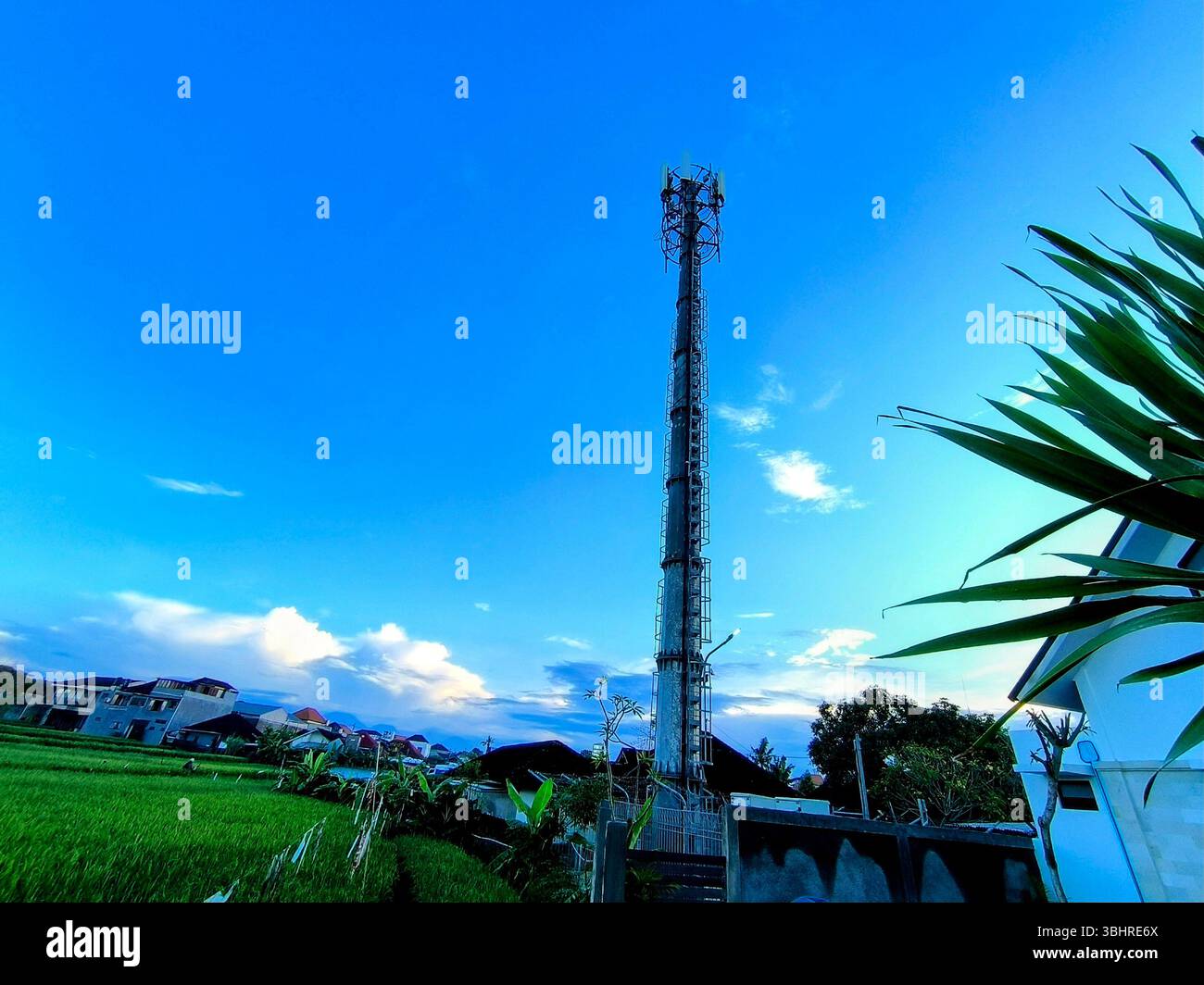 torre delle telecomunicazioni in piedi su un cielo blu brillante Foto Stock