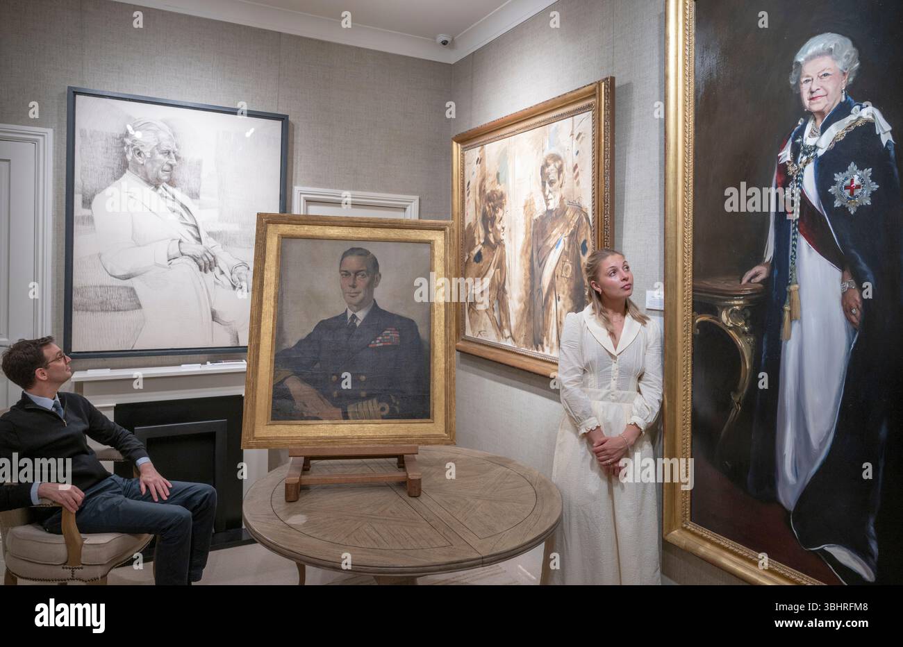 The fine Art Commissions Gallery, Londra, Regno Unito. 11 giugno 2025. Rountree Tryon e la galleria fine Art Commissions presentano quattro generazioni di ritratti della famiglia reale britannica per Classic Art London (23 giugno-4 luglio). Le opere includono: (Da L a r): Gareth Reid (B. 1974). Working Drawing of HM King Charles III, 2019, carboncino su tela; Ritratto di H. M. King George vi di Sir Herbert James Gunn, R.A. (1893-1964); Nicky Philipps (British B. 1964). Principe William, duca di Cambridge & principe Harry, duca di Sussex (working sketch), 2009; Nicky Philipps (British B. 1964). HM Regina Elisabetta II, 2011 anni, olio su cannone Foto Stock