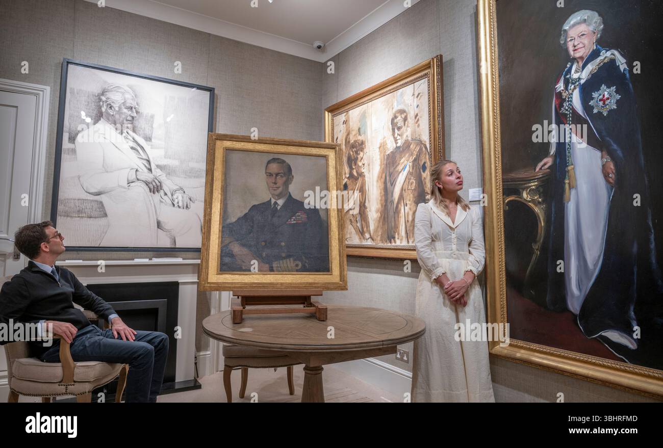 The fine Art Commissions Gallery, Londra, Regno Unito. 11 giugno 2025. Rountree Tryon e la galleria fine Art Commissions presentano quattro generazioni di ritratti della famiglia reale britannica per Classic Art London (23 giugno-4 luglio). Le opere includono: (Da L a r): Gareth Reid (B. 1974). Working Drawing of HM King Charles III, 2019, carboncino su tela; Ritratto di H. M. King George vi di Sir Herbert James Gunn, R.A. (1893-1964); Nicky Philipps (British B. 1964). Principe William, duca di Cambridge & principe Harry, duca di Sussex (working sketch), 2009; Nicky Philipps (British B. 1964). HM Regina Elisabetta II, 2011 anni, olio su cannone Foto Stock