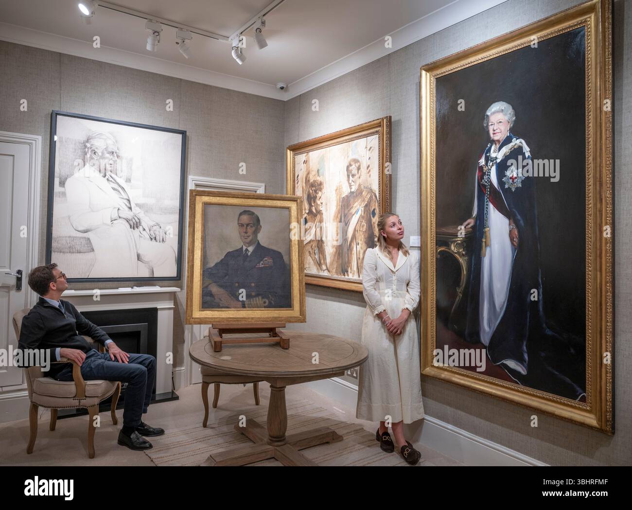 The fine Art Commissions Gallery, Londra, Regno Unito. 11 giugno 2025. Rountree Tryon e la galleria fine Art Commissions presentano quattro generazioni di ritratti della famiglia reale britannica per Classic Art London (23 giugno-4 luglio). Le opere includono: (Da L a r): Gareth Reid (B. 1974). Working Drawing of HM King Charles III, 2019, carboncino su tela; Ritratto di H. M. King George vi di Sir Herbert James Gunn, R.A. (1893-1964); Nicky Philipps (British B. 1964). Principe William, duca di Cambridge & principe Harry, duca di Sussex (working sketch), 2009; Nicky Philipps (British B. 1964). HM Regina Elisabetta II, 2011 anni, olio su cannone Foto Stock