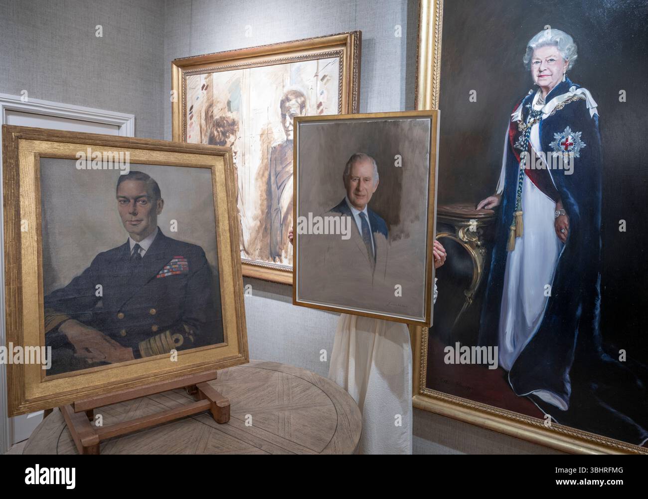 The fine Art Commissions Gallery, Londra, Regno Unito. 11 giugno 2025. Rountree Tryon e la galleria fine Art Commissions presentano quattro generazioni di ritratti della famiglia reale britannica per Classic Art London (23 giugno-4 luglio). Le opere includono: (Da L a r): Ritratto di H. M. King George vi di Sir Herbert James Gunn, R.A. (1893-1964); Nicky Philipps (britannico B. 1964). Prince William, Duke of Cambridge & Prince Harry, Duke of Sussex (working sketch), 2009; Nicky Philipps (British B. 1964); Simon Watkins (B. 1988). Bozzetto di lavoro di HM Re Carlo III, 2024; HM Regina Elisabetta II, 2011, olio su tela. Credito: Malcolm Foto Stock