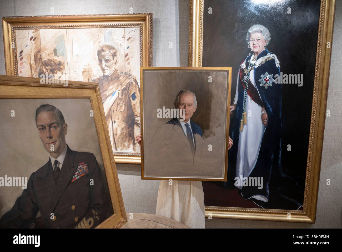 The fine Art Commissions Gallery, Londra, Regno Unito. 11 giugno 2025. Rountree Tryon e la galleria fine Art Commissions presentano quattro generazioni di ritratti della famiglia reale britannica per Classic Art London (23 giugno-4 luglio). Le opere includono: (Da L a r): Ritratto di H. M. King George vi di Sir Herbert James Gunn, R.A. (1893-1964); Nicky Philipps (britannico B. 1964). Prince William, Duke of Cambridge & Prince Harry, Duke of Sussex (working sketch), 2009; Nicky Philipps (British B. 1964); Simon Watkins (B. 1988). Bozzetto di lavoro di HM Re Carlo III, 2024; HM Regina Elisabetta II, 2011, olio su tela. Credito: Malcolm Foto Stock