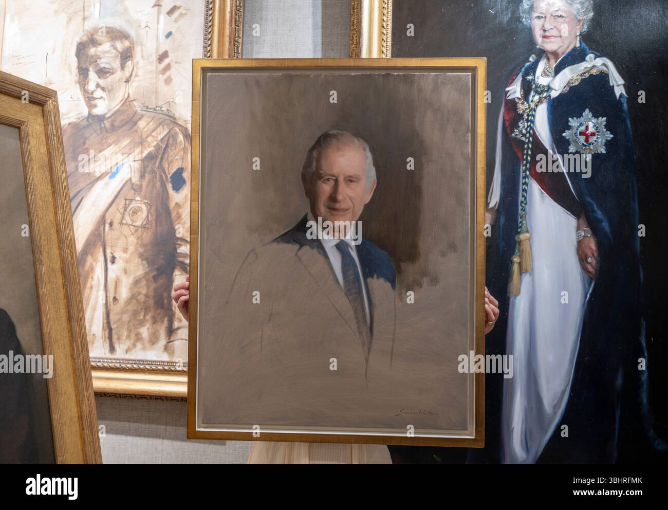 The fine Art Commissions Gallery, Londra, Regno Unito. 11 giugno 2025. Rountree Tryon e la galleria fine Art Commissions presentano quattro generazioni di ritratti della famiglia reale britannica per Classic Art London (23 giugno-4 luglio). Le opere includono: (Centro): Simon Watkins (B. 1988). Bozzetto di lavoro del re Carlo III, 2024, per un ritratto commissionato dalla Worshipful Company of Weavers. Crediti: Malcolm Park/Alamy Live News Foto Stock