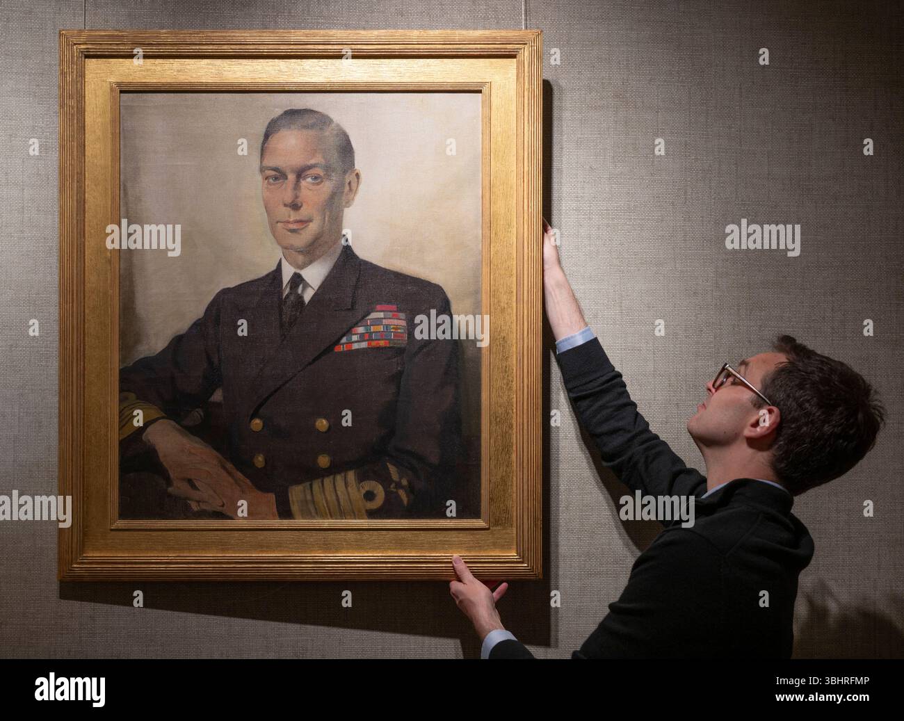 The fine Art Commissions Gallery, Londra, Regno Unito. 11 giugno 2025. Rountree Tryon e la galleria fine Art Commissions presentano quattro generazioni di ritratti della famiglia reale britannica per Classic Art London (23 giugno-4 luglio). Le opere includono: Ritratto di H. M. King George vi di Sir Herbert James Gunn, R.A. (1893-1964). Questo dipinto è un ritratto preparatorio per una versione finale, commissionato dal British Council come regalo per il Belgian Club di Londra. L'immagine finale fu esposta alla Royal Academy nel 1944. Crediti: Malcolm Park/Alamy Live News Foto Stock