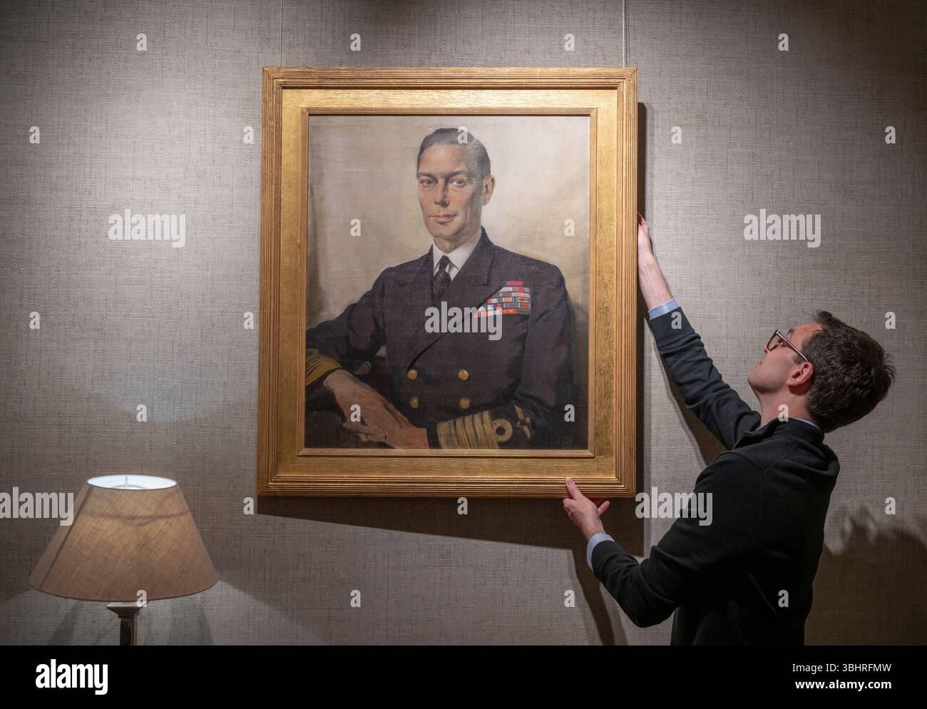 The fine Art Commissions Gallery, Londra, Regno Unito. 11 giugno 2025. Rountree Tryon e la galleria fine Art Commissions presentano quattro generazioni di ritratti della famiglia reale britannica per Classic Art London (23 giugno-4 luglio). Le opere includono: Ritratto di H. M. King George vi di Sir Herbert James Gunn, R.A. (1893-1964). Questo dipinto è un ritratto preparatorio per una versione finale, commissionato dal British Council come regalo per il Belgian Club di Londra. L'immagine finale fu esposta alla Royal Academy nel 1944. Crediti: Malcolm Park/Alamy Live News Foto Stock