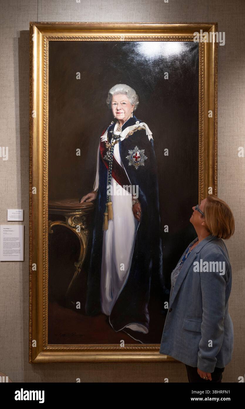 The fine Art Commissions Gallery, Londra, Regno Unito. 11 giugno 2025. Rountree Tryon e la galleria fine Art Commissions presentano quattro generazioni di ritratti della famiglia reale britannica per Classic Art London (23 giugno-4 luglio). Le opere includono: Nicky Philipps (British B. 1964). Regina Elisabetta II, 2011 anni, olio su tela. Originariamente destinato alla Royal mail commission, a Nicky fu successivamente chiesto di includere i quattro amati cani di sua Maestà e fu quindi necessaria una tela più grande. Il ritratto completo è in mostra permanente nella sala del Trono, Buckingham Palace. Crediti: Malcolm Park/Alamy Live News Foto Stock