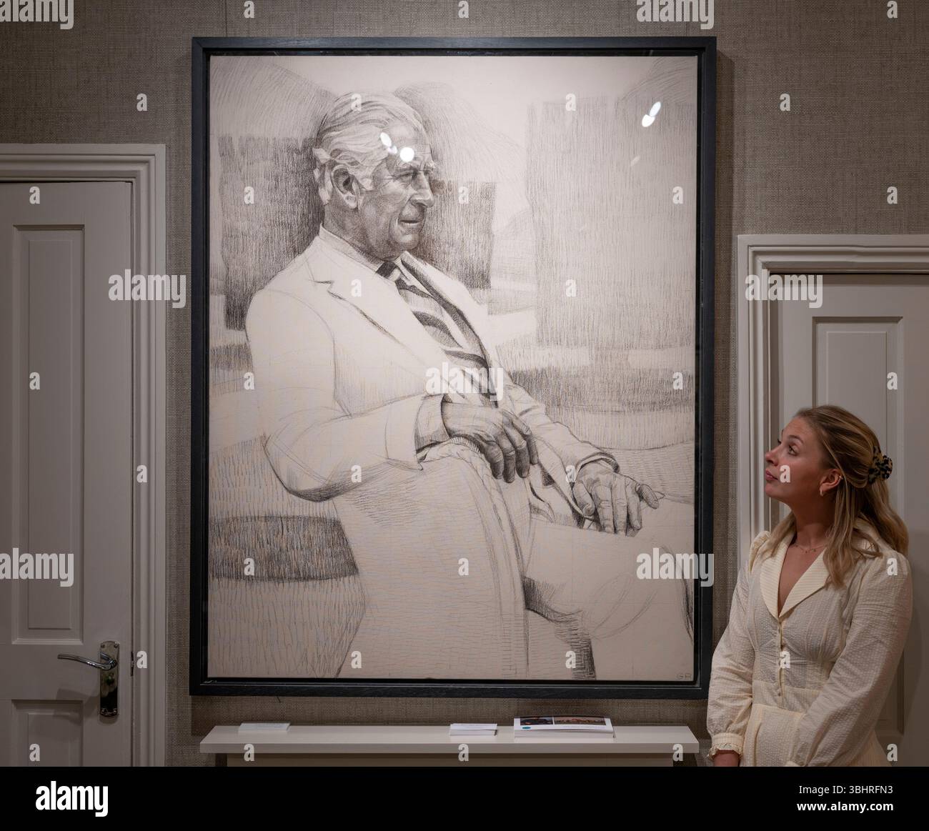 The fine Art Commissions Gallery, Londra, Regno Unito. 11 giugno 2025. Rountree Tryon e la galleria fine Art Commissions presentano quattro generazioni di ritratti della famiglia reale britannica per Classic Art London (23 giugno-4 luglio). Le opere includono: Gareth Reid (nato nel 1974). Disegno di lavoro del re Carlo III, 2019, carbone su tela. Ritratto completato in mostra permanente al castello di Hillsborough, Irlanda del Nord. Crediti: Malcolm Park/Alamy Live News Foto Stock