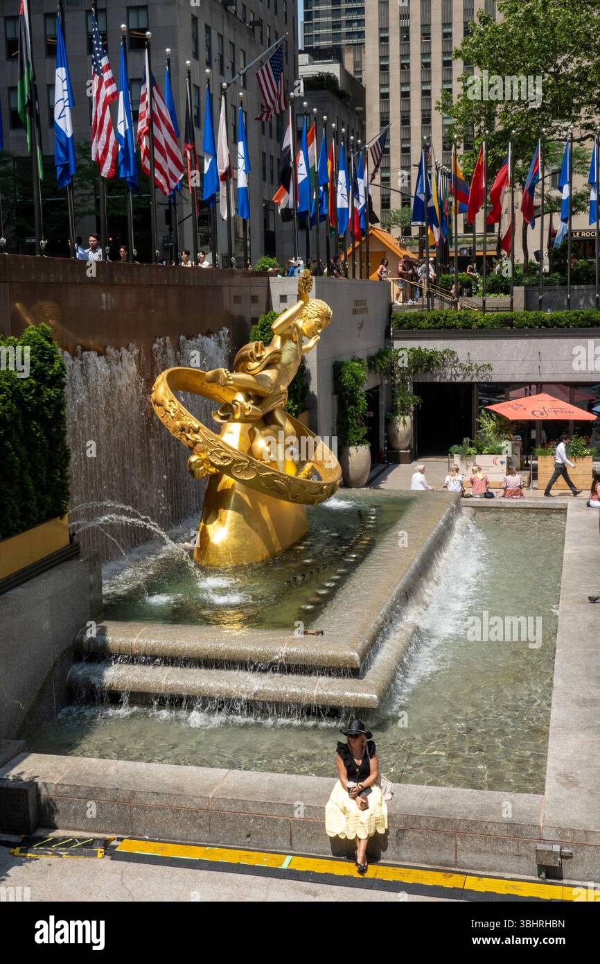 L'iconica statua di Prometheus si trova nel Rockefeller Center, New York City, USA. 2025 Foto Stock