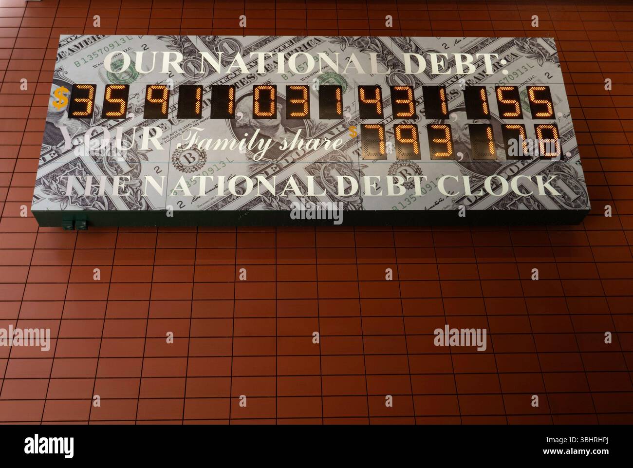 National Debt Clock, Times Square, New York City, USA 2025 Foto Stock