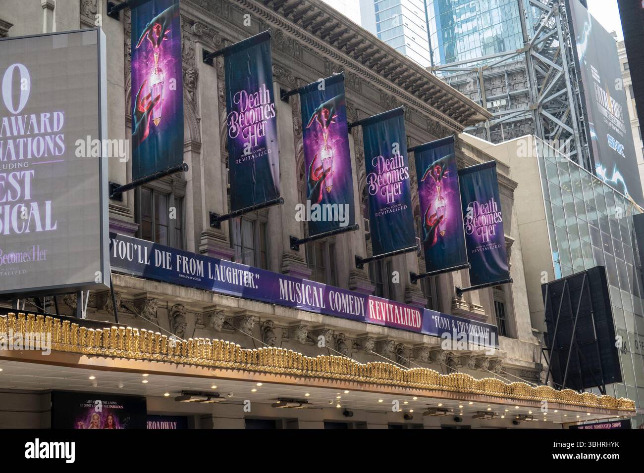 Death Becomes Her è presente al Lunt-Fontanne Theatre di Times Square, New York City, USA 2025 Foto Stock