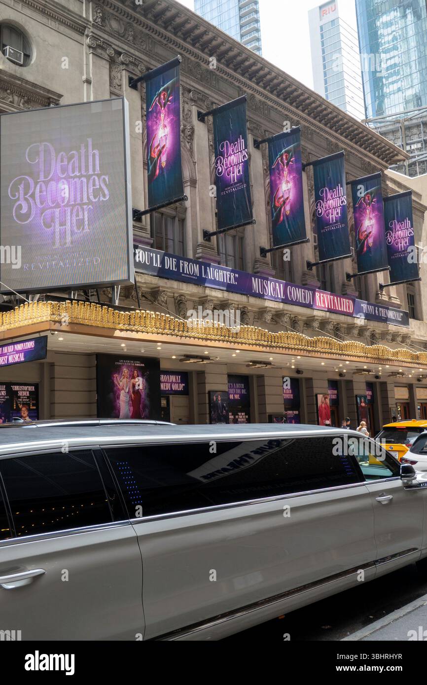 Death Becomes Her è presente al Lunt-Fontanne Theatre di Times Square, New York City, USA 2025 Foto Stock