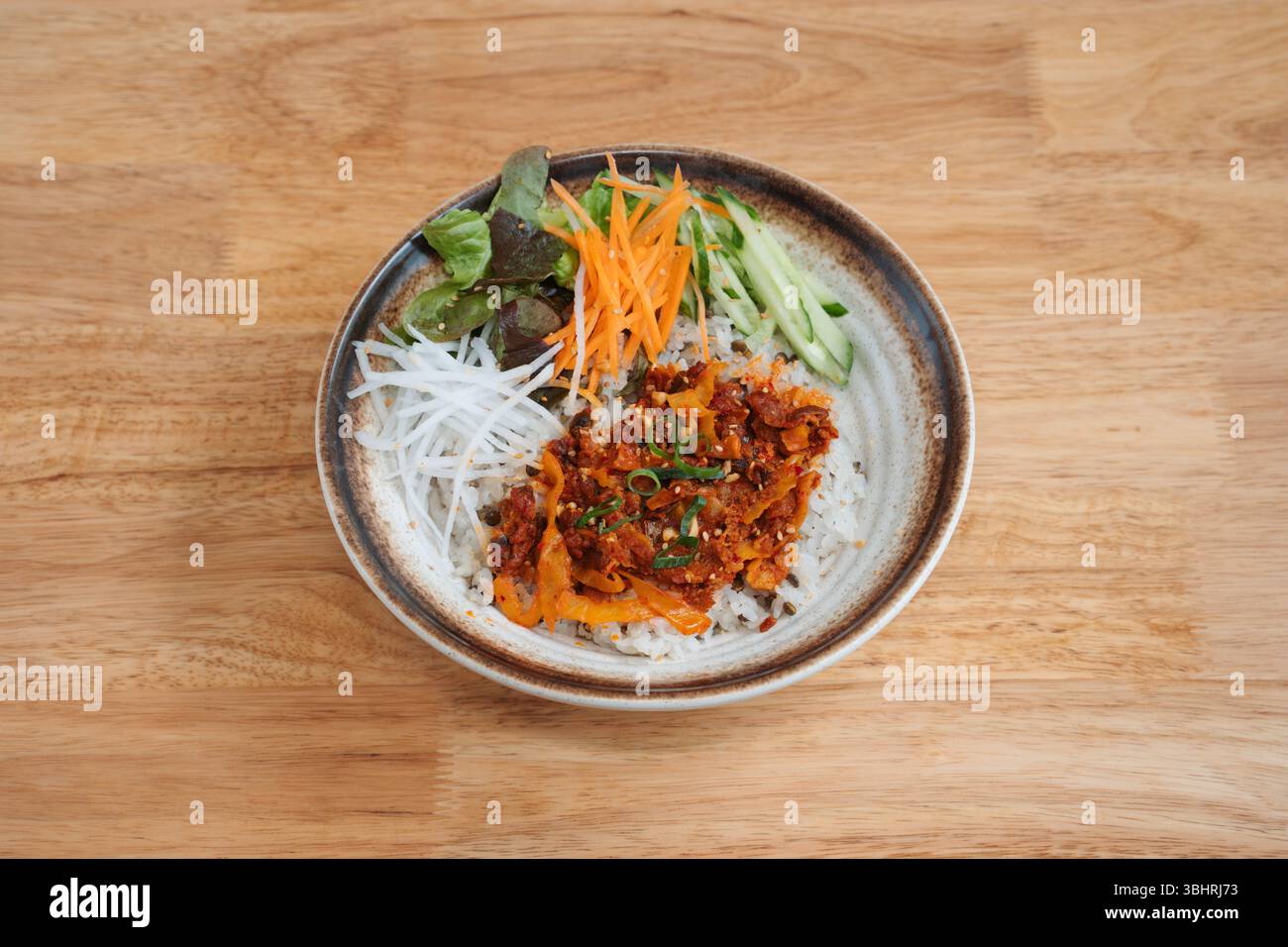 piatto di riso fusion asiatico con verdure. Delizioso pasto preparato al momento, perfetto per menu, ristoranti o consegna di cibo. Foto Stock