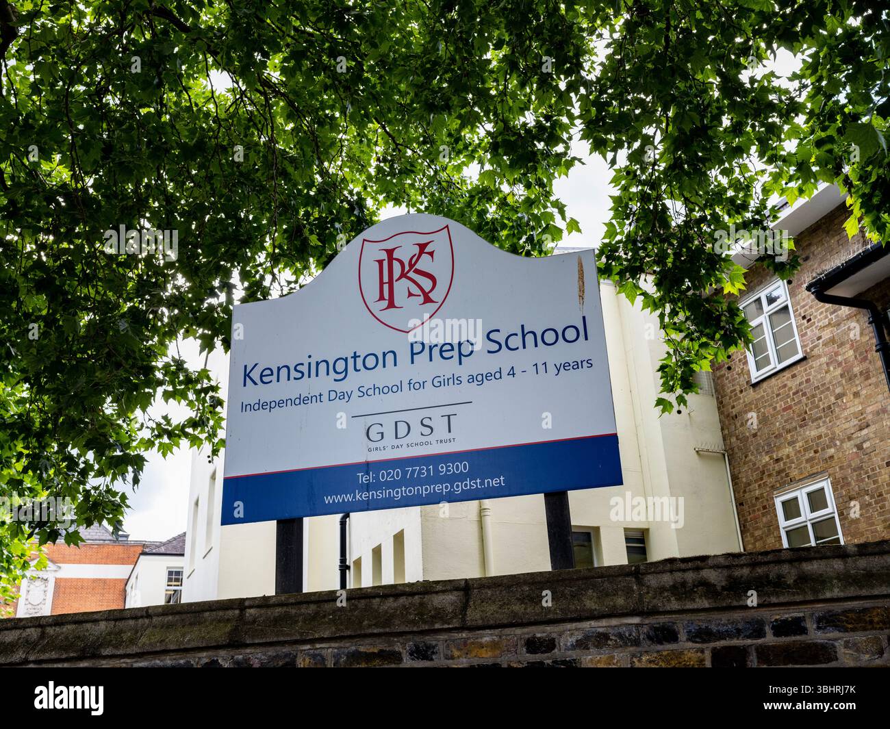 Cartello per la Kensington Prep School in Fulham Road, Kensington, Londra Foto Stock