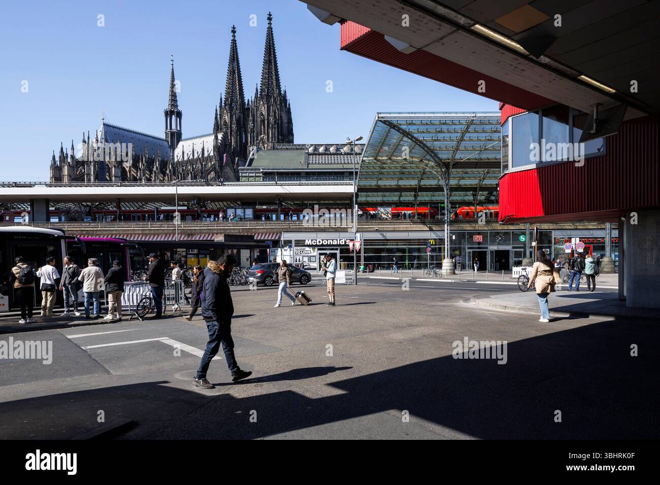 Vista dalla stazione degli autobus in piazza Breslauer della stazione principale e della cattedrale, Colonia, Germania Blick vom Busbahnhof am Breslauer Platz zum Haup Foto Stock