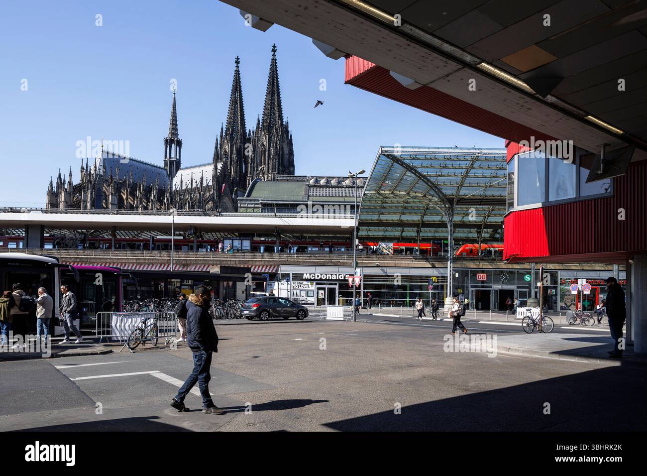 Vista dalla stazione degli autobus in piazza Breslauer della stazione principale e della cattedrale, Colonia, Germania Blick vom Busbahnhof am Breslauer Platz zum Haup Foto Stock