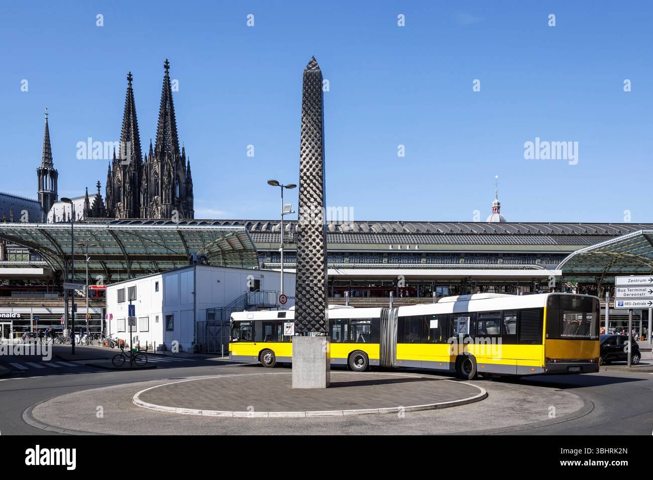 L'Obelisco di Tutankhamon dell'artista americana Rita McBride in piazza Breslauer, stazione centrale, cattedrale, autobus locale, Colonia, Germany der „o Foto Stock