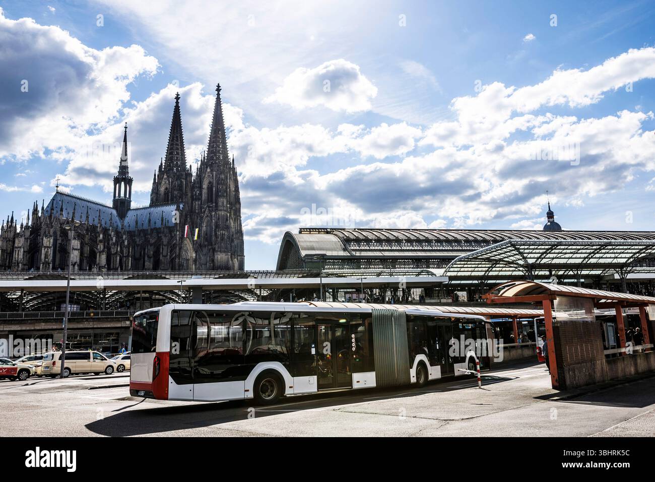 Stazione degli autobus in piazza Breslauer, stazione centrale, cattedrale, autobus locale di KVB, Colonia, Germania Busbahnhof am Breslauer Platz, Hauptbahnhof, Dom, Bus der Foto Stock