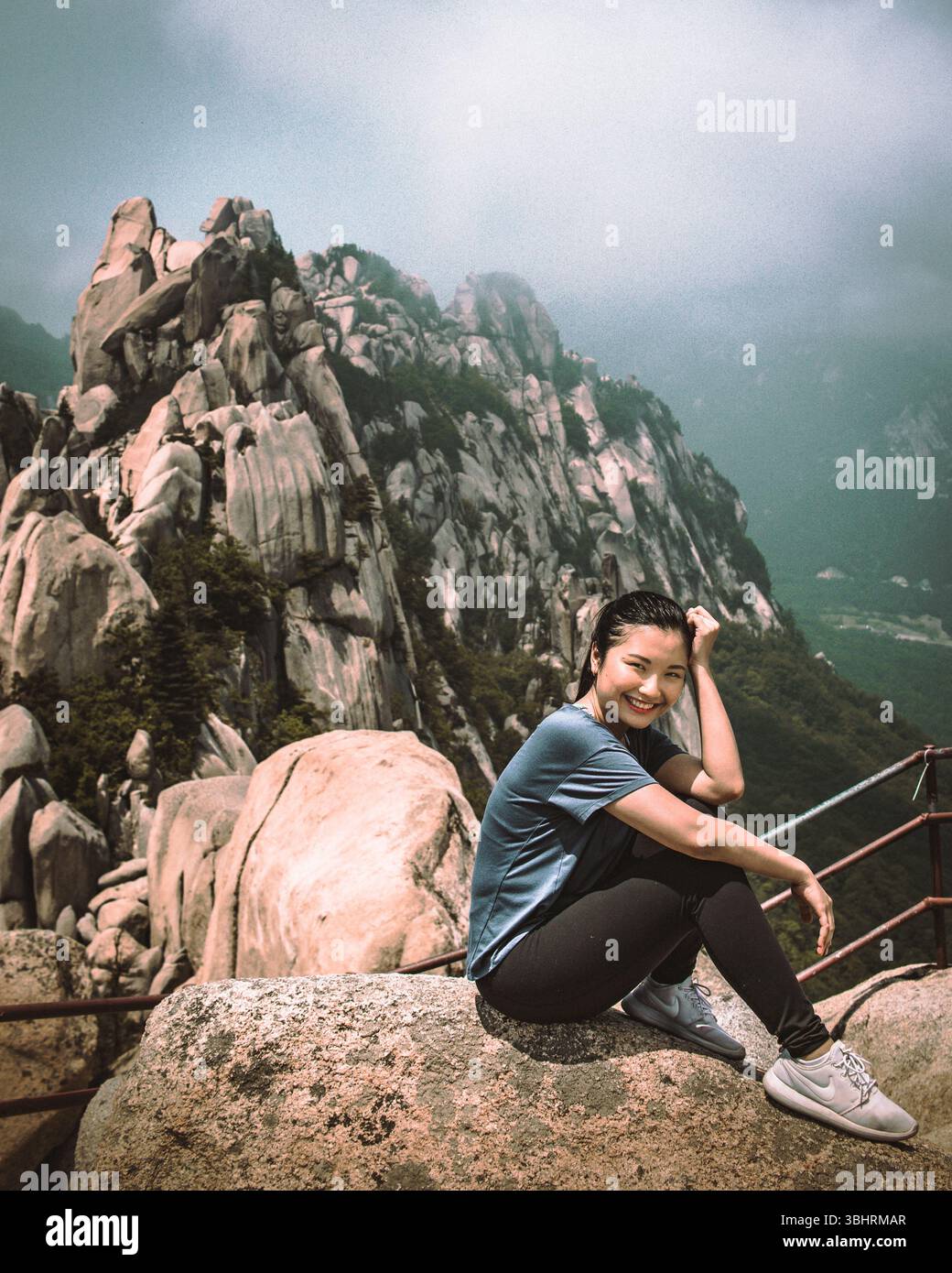 Perduti nella bellezza delle montagne: Un momento, una vista mozzafiato. Foto Stock