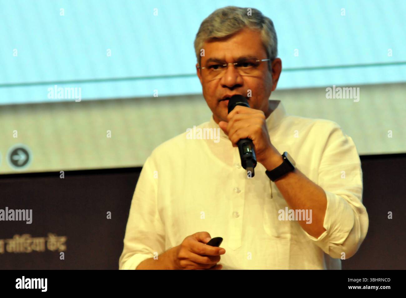 Nuova Delhi, Delhi, India. 11 giugno 2025. Il ministro dell'Unione delle ferrovie, dell'elettronica e dell'informatica Ashwini Vaishnaw presenta ai media le decisioni del Gabinetto sui nuovi progetti ferroviari, al National Media Centre di nuova Delhi, India, il giorno di nozze, Photo/ Ravi Batra 11 giugno 2025 (Credit Image: © Ravi Batra/ZUMA Press Wire) SOLO PER USO EDITORIALE! Non per USO commerciale! Foto Stock