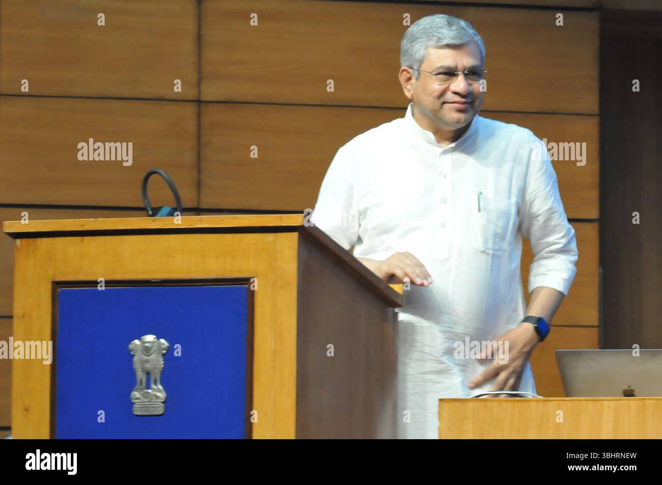 Nuova Delhi, Delhi, India. 11 giugno 2025. Il ministro dell'Unione delle ferrovie, dell'elettronica e dell'informatica Ashwini Vaishnaw presenta ai media le decisioni del Gabinetto sui nuovi progetti ferroviari, al National Media Centre di nuova Delhi, India, il giorno di nozze, Photo/ Ravi Batra 11 giugno 2025 (Credit Image: © Ravi Batra/ZUMA Press Wire) SOLO PER USO EDITORIALE! Non per USO commerciale! Foto Stock