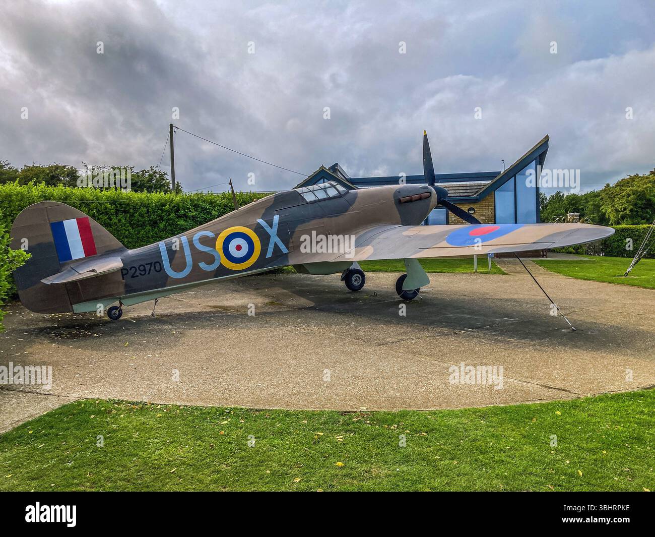 Tre quarti vista posteriore dell'Hawker Hurricane Mk 1 Replica US-X, in mostra al Battle of Britain Memorial, Capel-le-Ferne, - Immagine stock catturata con smartphone