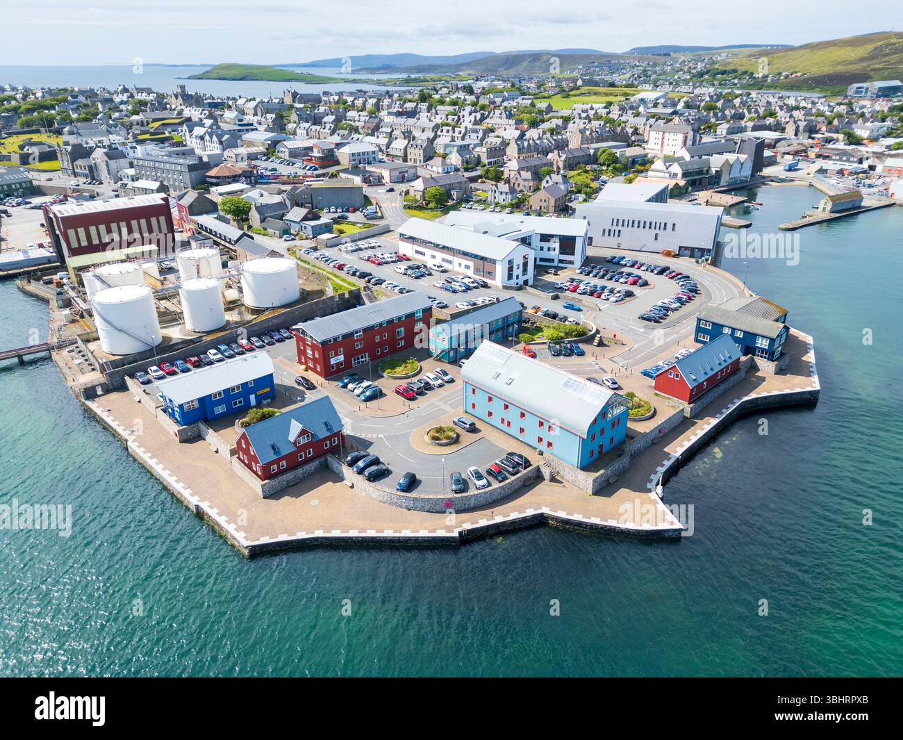 Vista dal drone del North Ness Business Park, Lerwick, Shetland, vivace centro commerciale che unisce l'industria moderna e i panoramici dintorni costieri. Foto Stock