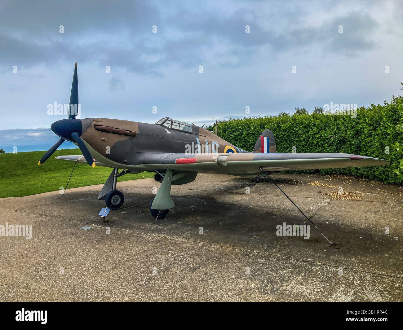 Tre quarti Vista frontale dell'Hawker Hurricane Mk 1 Replica US-X, in mostra al Battle of Britain Memorial, Capel-le-Ferne, - Immagine stock catturata con smartphone