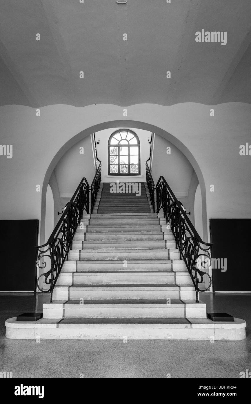 Una vecchia scala decorativa in un palazzo togolese Foto Stock