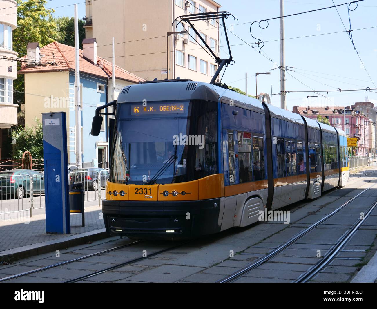 Moderno tram elettrico presso una stazione della città che mette in evidenza i trasporti urbani, Sofia, Bulgaria Foto Stock