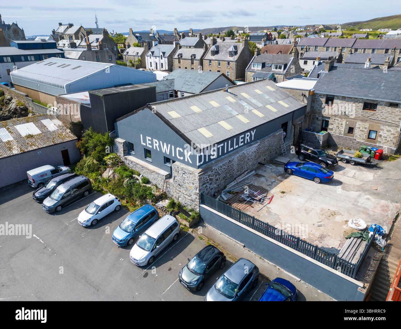 La nuova Lerwick Distillery in Market Street, la prima distilleria di whisky delle Shetland, che combina tradizione, innovazione e artigianato dell'isola. Foto Stock
