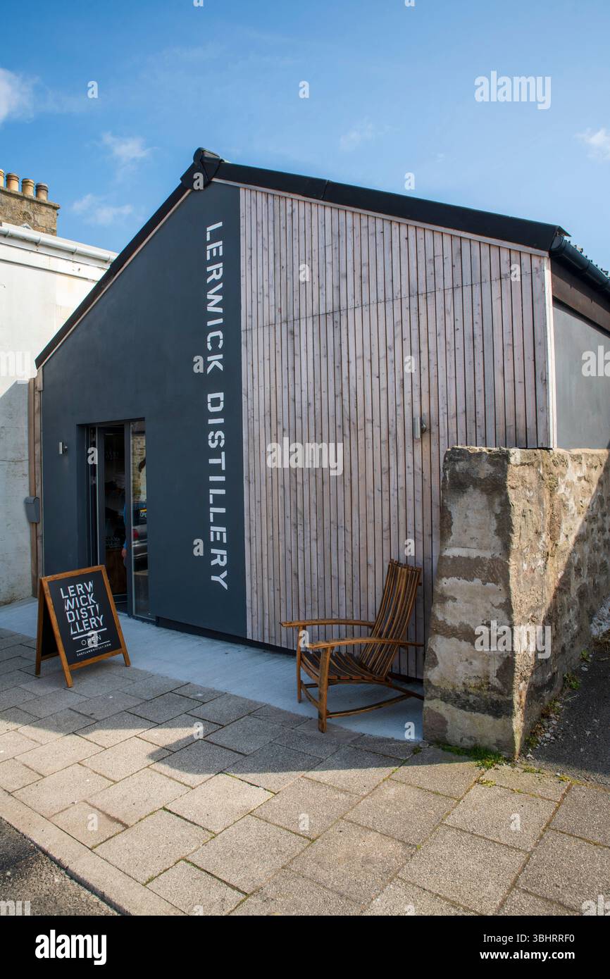 La nuova Lerwick Distillery in Market Street, la prima distilleria di whisky delle Shetland, che combina tradizione, innovazione e artigianato dell'isola. Foto Stock