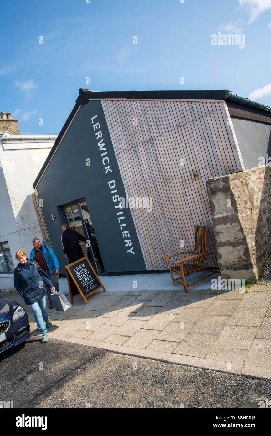 La nuova Lerwick Distillery in Market Street, la prima distilleria di whisky delle Shetland, che combina tradizione, innovazione e artigianato dell'isola. Foto Stock