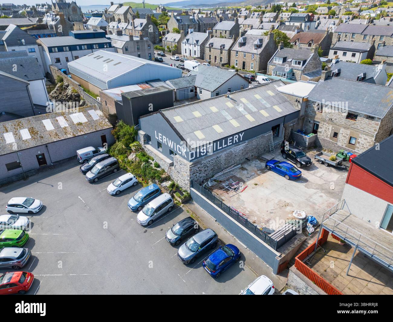 La nuova Lerwick Distillery in Market Street, la prima distilleria di whisky delle Shetland, che combina tradizione, innovazione e artigianato dell'isola. Foto Stock