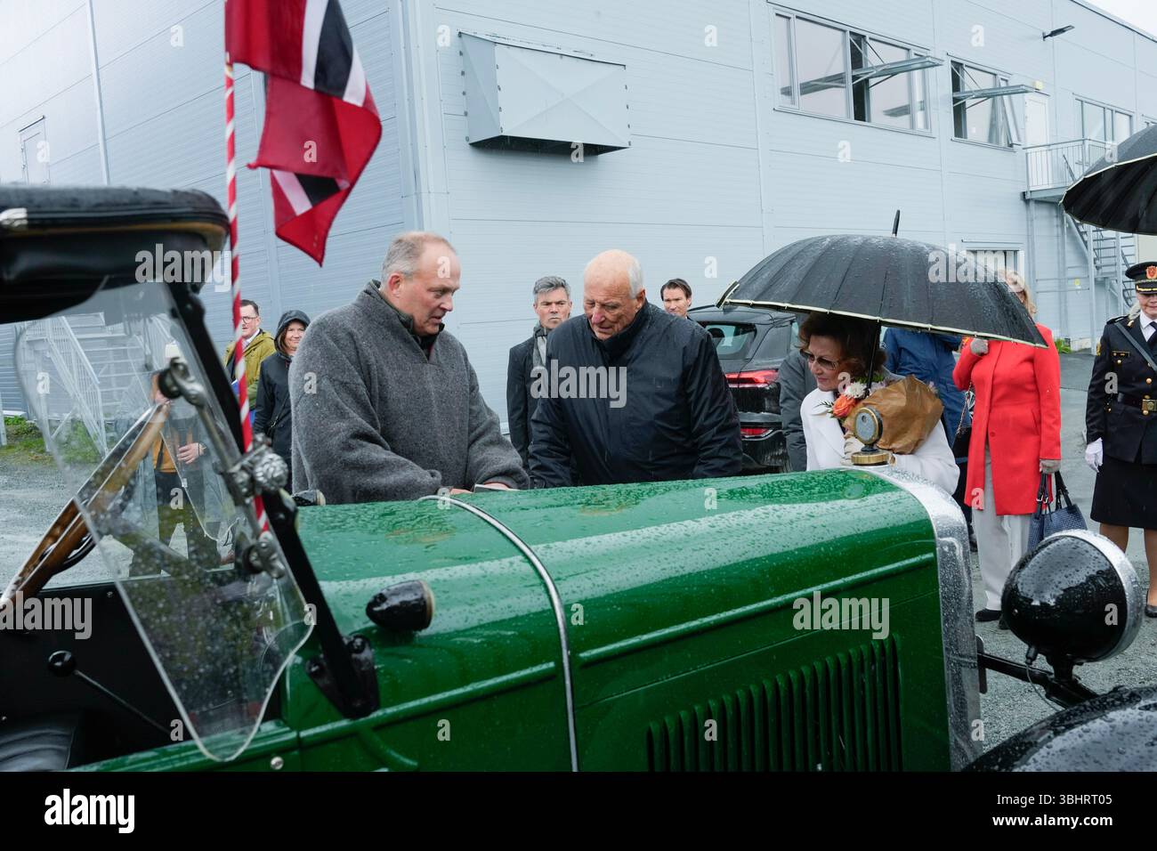 Balsfjord 20250611. Re Harald e la regina Sonja visitano Balsfjord durante il tour della contea della coppia reale a Troms. Foto: Cornelius Poppe / NTB Foto Stock