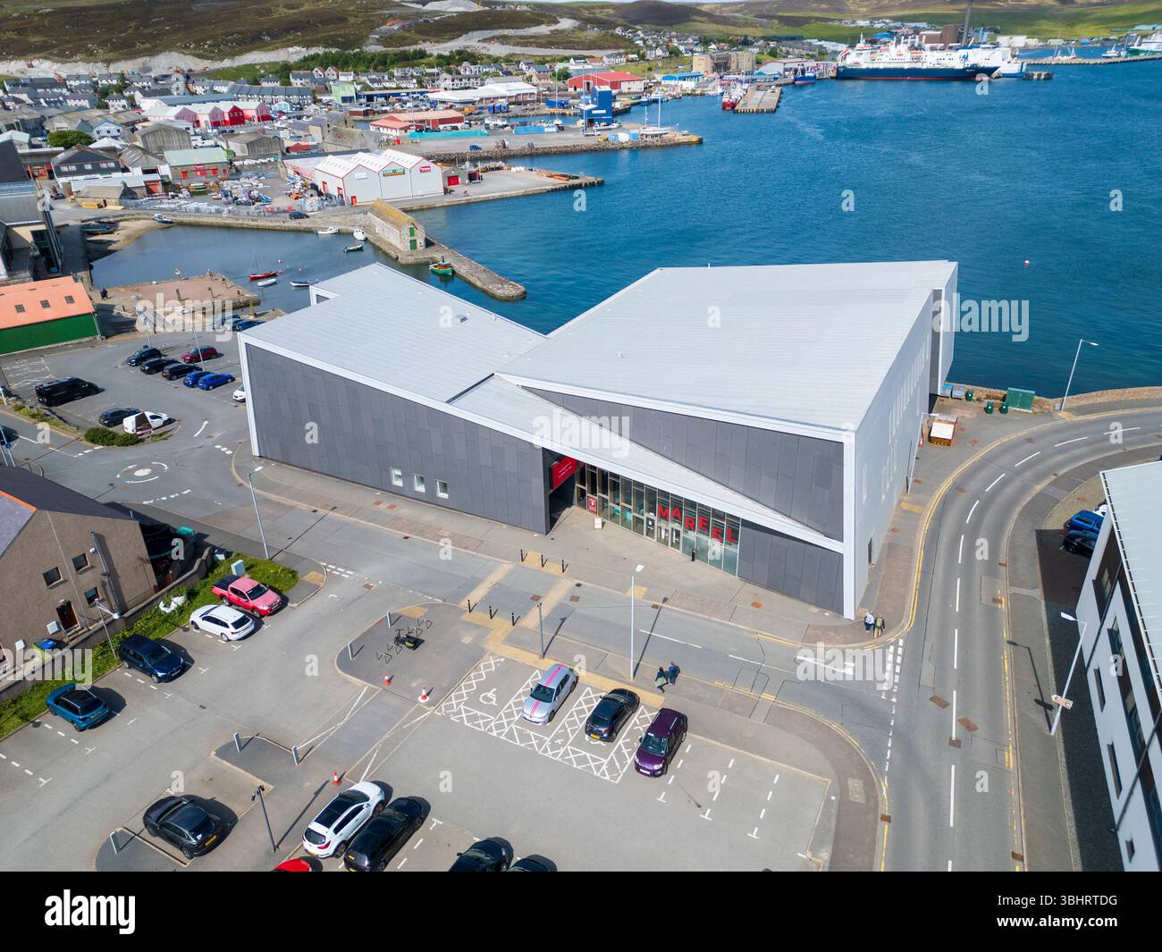 Mareel Arts and Music Venue a Lerwick, Shetland, accanto al lungomare. Un hub per film, musica dal vivo, mostre ed eventi creativi della comunità. Foto Stock