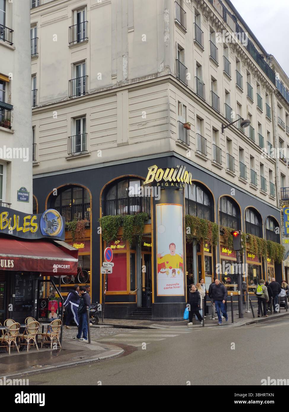 Parigi, Francia - 28 febbraio 2025: Le affascinanti strade del quartiere di Montmartre a Parigi, fiancheggiate da edifici storici. Una classica icona parigina PL Foto Stock