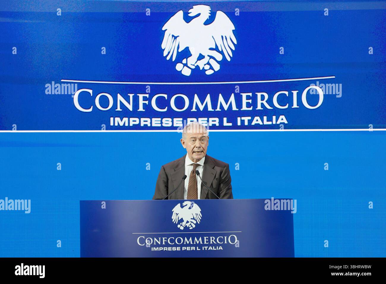 Roma, Italia. 11 giugno 2025. LÕIntervento del Ministro delle imprese e Made in Italy Adolfo Urso Assemblea annuale di Confcommercio Roma ÑItalia Ñ Mercoled“ 11 giugno 2025 - politica - (foto di Cecilia Fabiano/LaPresse) il discorso dell'impresa e del Made in Italy Adolfo Urso all'Assemblea annuale Confcommercio Roma - Italia - mercoledì 11 giugno 2025 - politica - (foto di Cecilia Fabiano/LaPresse) credito: LaPresse/Alamy Live News Foto Stock