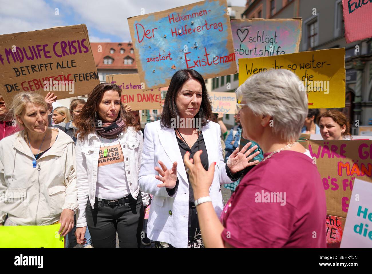 Weimar, Germania. 11 giugno 2025. Britta Müller (non-partito, M), Ministro della salute del Brandeburgo, parla con ostetriche protestanti prima dell'apertura della Conferenza dei Ministri della salute (GMK). Lo stesso giorno, inizia a Weimar la conferenza dei ministri della salute di stato. La Turingia detiene la presidenza quest'anno. Anche il nuovo ministro federale Warken partecipa alla riunione. Crediti: Jan Woitas/dpa/Alamy Live News Foto Stock