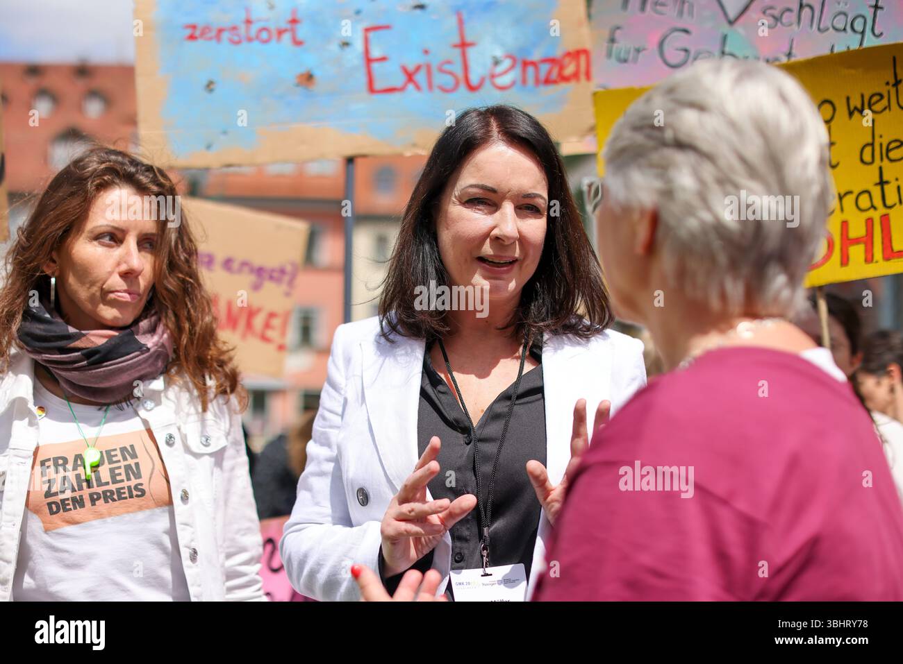 Weimar, Germania. 11 giugno 2025. Britta Müller (non-partito, M), Ministro della salute del Brandeburgo, parla con ostetriche protestanti prima dell'apertura della Conferenza dei Ministri della salute (GMK). Lo stesso giorno, inizia a Weimar la conferenza dei ministri della salute di stato. La Turingia detiene la presidenza quest'anno. Anche il nuovo ministro federale Warken partecipa alla riunione. Crediti: Jan Woitas/dpa/Alamy Live News Foto Stock