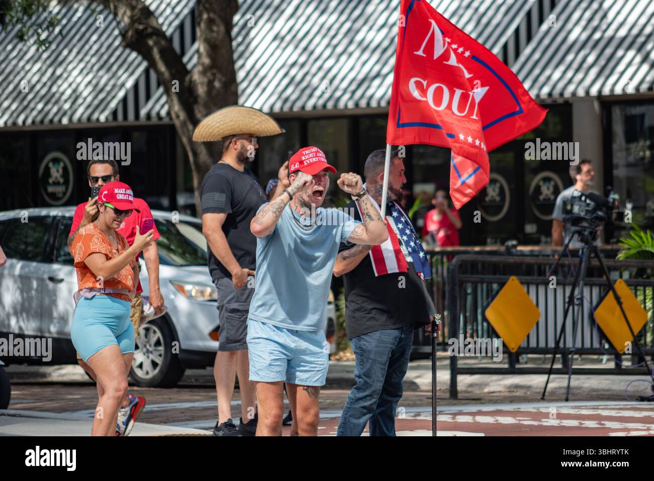 9 giugno 2025: Un sostenitore di Trump viene visto antagonizzare i manifestanti pacifici durante una protesta anti-GHIACCIO al municipio di Tampa. Crediti: Brandon J. Moser/Alamy Live News Foto Stock