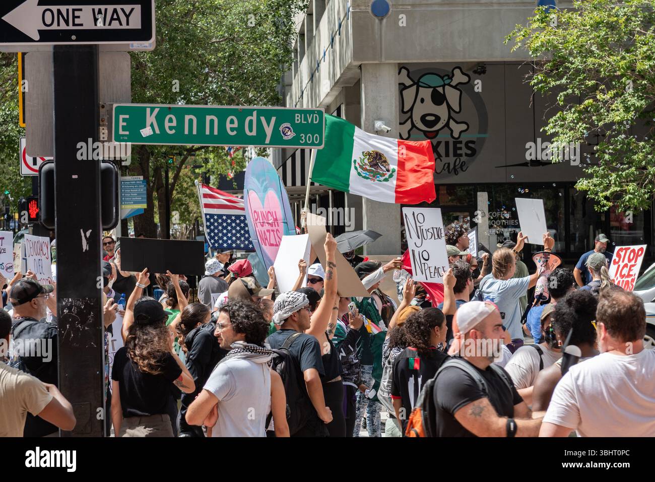 9 giugno 2025: I manifestanti sono visti protestare pacificamente nelle strade del municipio di Tampa durante una protesta anti-GHIACCIO. Crediti: Brandon J. Moser/Alamy Live News Foto Stock