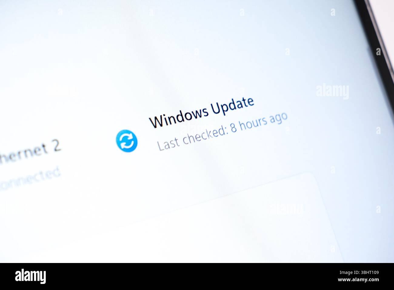 Poznan, Polonia - 6 giugno 2025: Un'immagine nitida e dettagliata di un monitor che mostra uno stato di Windows Update in sospeso, critico per la stabilità del sistema e. Foto Stock