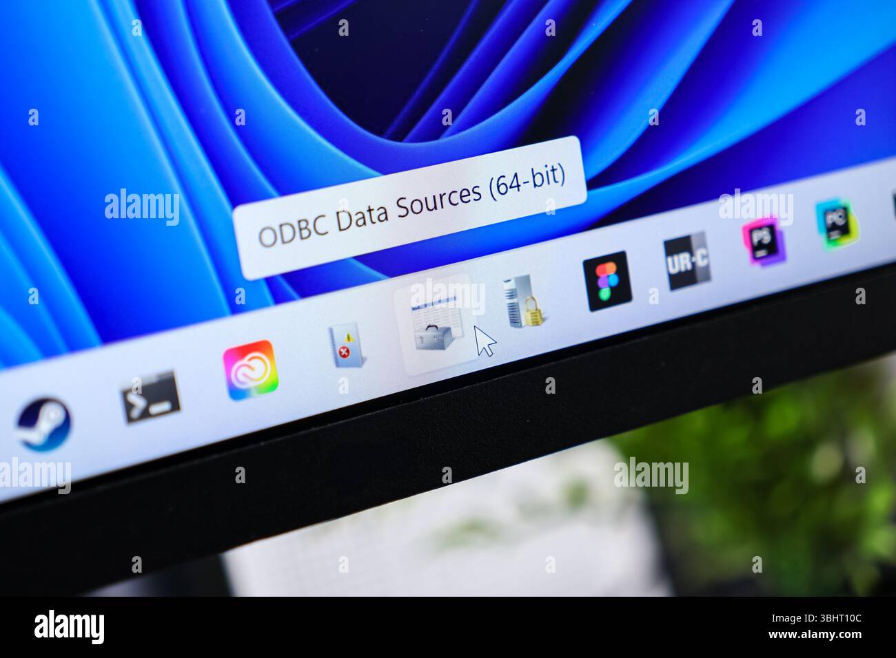 Poznan, Polonia - 6 giugno 2025: Una vista dettagliata mostra la descrizione comandi a 64 bit delle origini dati ODBC su un monitor del computer, raffigurante le icone della barra delle applicazioni di Windows 11 e. Foto Stock