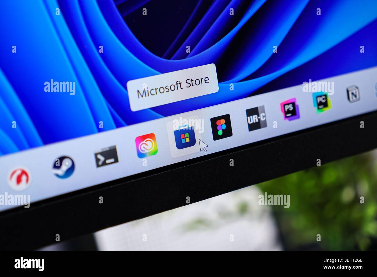 Poznan, Polonia - 6 giugno 2025: Microsoft Store, il gateway ufficiale per le applicazioni, viene visualizzato su uno schermo di computer moderno, consentendo di programmare facilmente Foto Stock