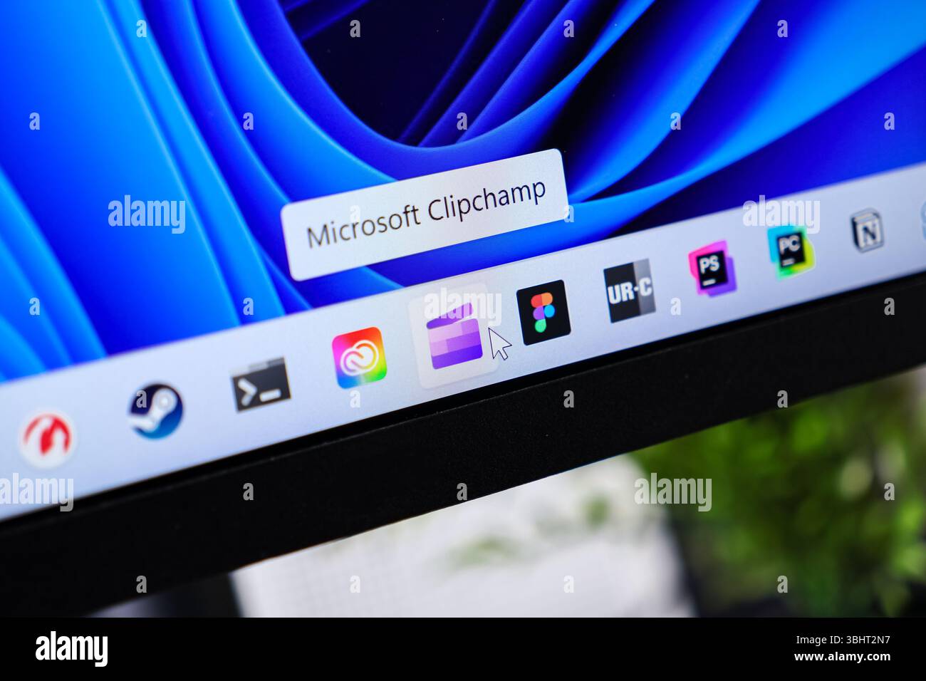 Poznan, Polonia - 6 giugno 2025: Icona dell'applicazione Microsoft Clipchamp evidenziata da un cursore del mouse sul desktop del moderno sistema operativo Windows 11 Foto Stock