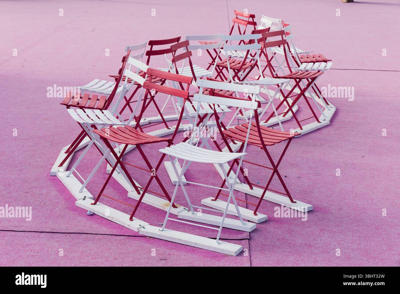 Cannes, Francia. 24 maggio 2025. Sedie da giardino pieghevoli il 24 maggio 2025 a Cannes, Francia. Credito: Gerard Crossay/Alamy Stock Photo Foto Stock