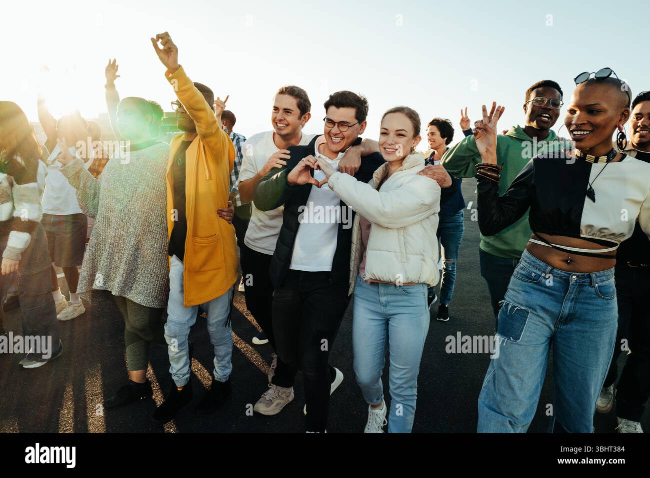 Un vibrante raduno di persone unite per una manifestazione pacifica che sostiene la pace e la giustizia sociale all'aperto. L'atmosfera trasmette positi Foto Stock
