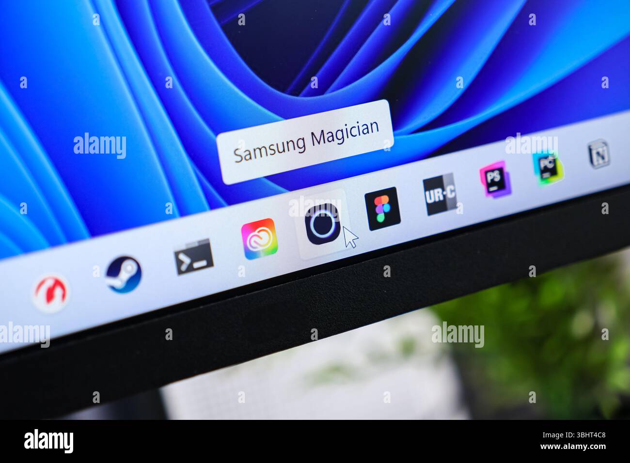 Poznan, Polonia - 6 giugno 2025: Primo piano della barra delle applicazioni di un moderno monitor con diverse scelte rapide per le applicazioni e un cursore del mouse, che mostra un attiv Foto Stock