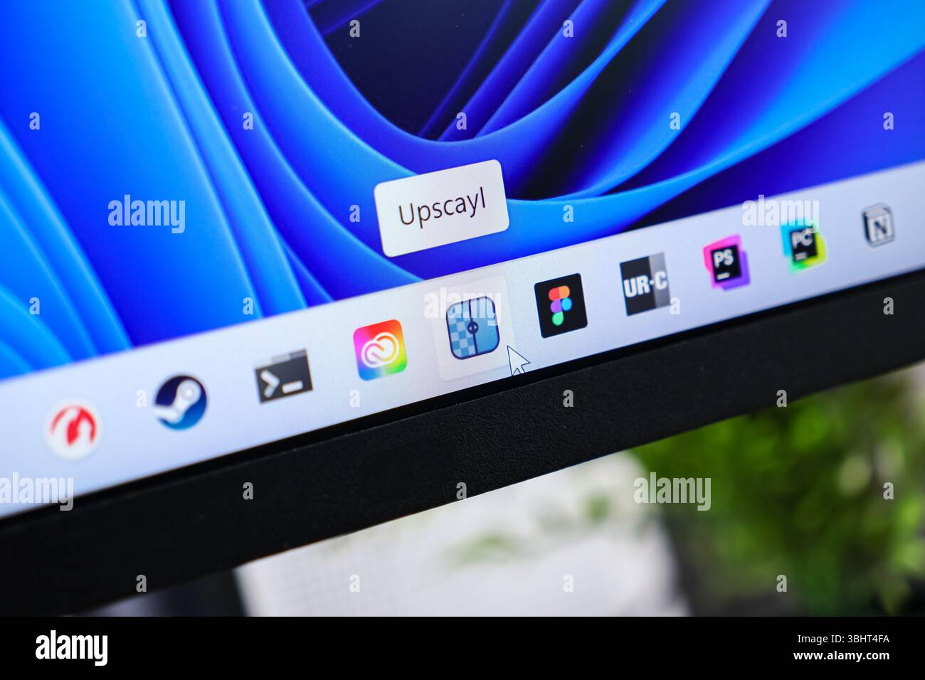 Poznan, Polonia - 6 giugno 2025: Vista dettagliata della barra delle applicazioni di un monitor con la descrizione dell'applicazione Upscayl, che rappresenta un software moderno Foto Stock