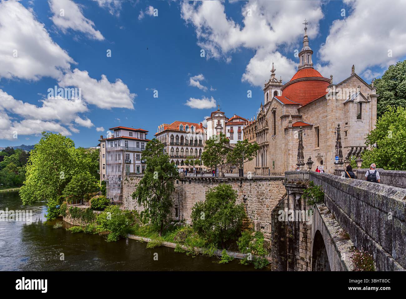 Amarante, Portogallo 6 maggio 2024: Ponte de São Goncalo attraversa il fiume Tâmega, affluente del fiume Douro. Foto Stock